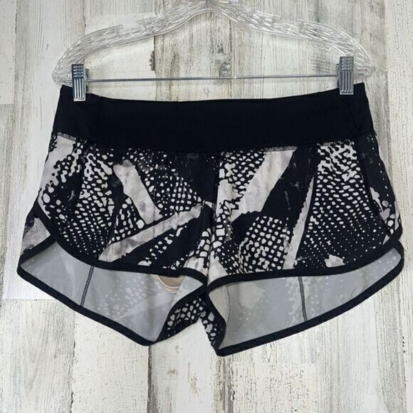 Lululemon Workout Short Women's Size 8 Running Gym Athleisure Wear Black Print‎ - Picture 1 of 13